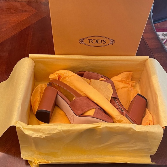 Tod’s Fascia block heel leather upper, lining, and sole sandals - Picture 4 of 12